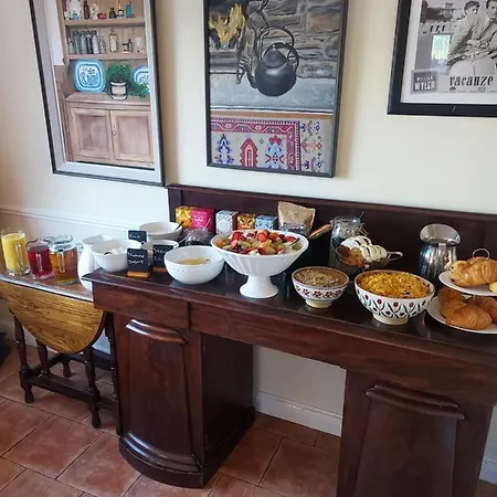 לינה וארוחת בוקר Ashe's דינגל