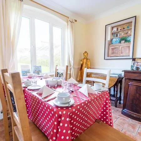 לינה וארוחת בוקר Ashe's דינגל